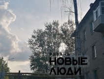 Сухое дерево рядом с домом